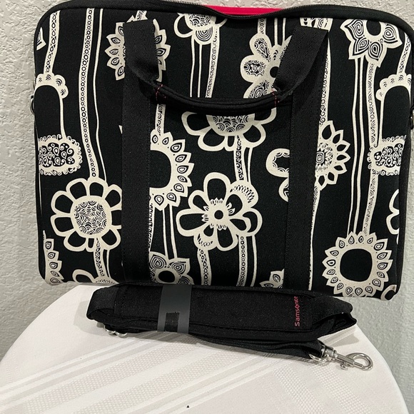 Big Samsonite Neoprene iPad/ Laptop case Black/white Flower power - Picture 1 of 8